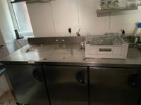 Tour réfrigéré inox de marque INFRICO avec plonge un bac en … (photo 2)