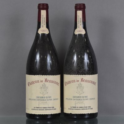 deux bouteilles de vin posées sur une table l'une à côté de l'autre
