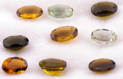 plusieurs pierres précieuses de différentes couleurs posées sur une surface blanche
