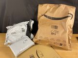 un sac de nourriture posé sur une table à côté d'un sac de nourriture