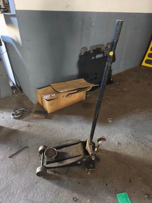 un scooter qui repose sur le sol du garage