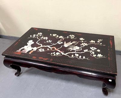 ASIE. Table basse en bois laqué à décor d'oiseaux et de bran…
