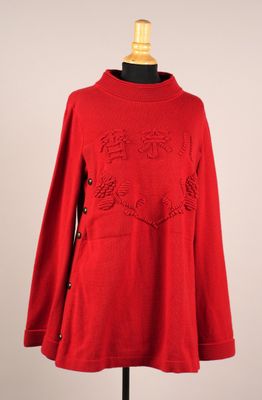 une photo d'un pull rouge sur un mannequin