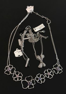 Ensemble collier et bracelet plaqués argent, ornés de cristaux violets