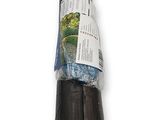 un rouleau de tissu noir posé sur une surface blanche
