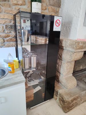un petit réfrigérateur dans un coin de la cuisine