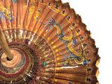 un gros plan d'un parapluie décoratif muni d'un manche en bois