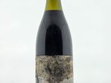 la bouteille de vin est posée sur la table sur fond blanc