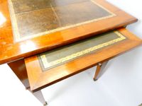 Bureau plat en noyer et placage sur fond de chêne ouvrant pa… (photo 6)