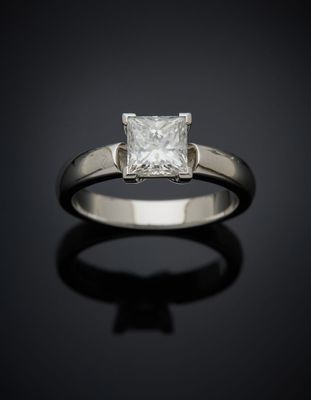 une bague de fiançailles ornée d'un diamant taille princesse sur fond noir