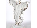 une image représentant une statue de femme aux bras tendus