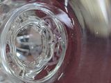 un gros plan d'un verre à vin contenant un liquide