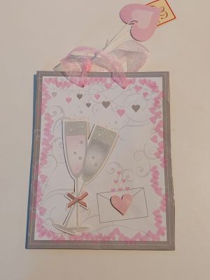 une carte représentant deux verres de vin et un cœur