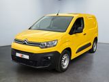 La camionnette jaune est garée dans une grande pièce blanche