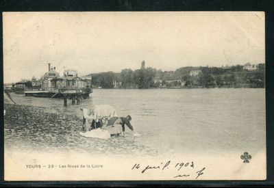 une photo en noir et blanc d'un bateau sur l'eau