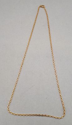 un collier plaqué or dont la chaîne a été coupée en deux