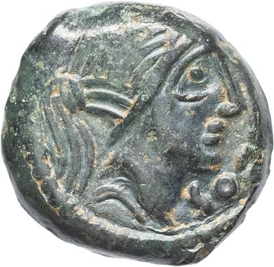 une pièce de monnaie ancienne portant un visage de femme