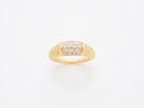 une bague en or jaune 18 carats sertie de diamants