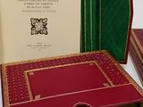 deux livres posés sur une table
