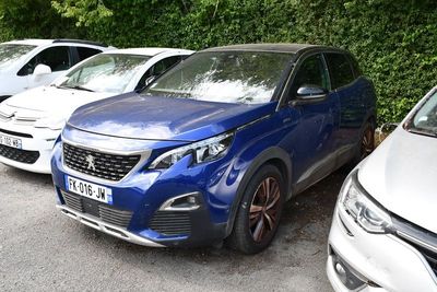 de nombreuses voitures garées en rangée dans un parking