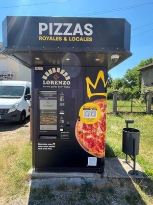 un distributeur automatique qui vend des pizzas et des calzones
