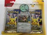 Deux cartes à collectionner Pokémon se trouvent dans un sachet en plastique posé sur une table