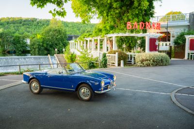 une décapotable bleue garée devant un restaurant