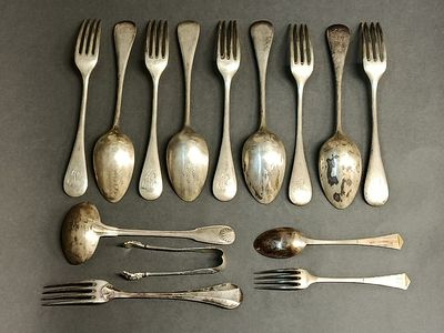 plusieurs fourchettes et cuillères disposées sur une table