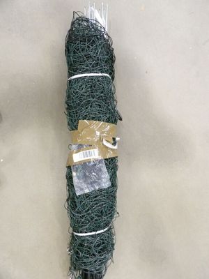 un rouleau de fil vert enroulé dans du fil métallique, posé sur une table