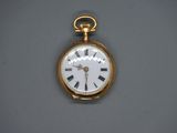 une montre de poche en or avec des chiffres romains sur le cadran