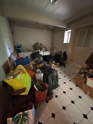 une pièce avec beaucoup de cartons et des cartons sur le sol