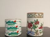 deux vases posés sur une table l'un à côté de l'autre