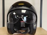 un casque et des lunettes de protection posés sur une table en bois