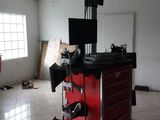 une photo d'un garage avec un établi rouge