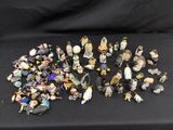 tout un tas de petites figurines posées sur une table noire
