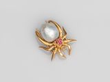 une broche en or et perles ornée d'une pierre rose