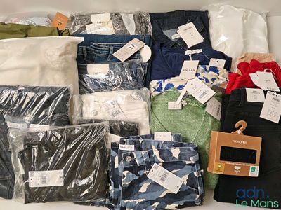 de nombreux types de vêtements et de sacs sur les étagères
