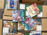 de nombreuses caisses de livres posées par terre