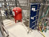 un réservoir rouge posé à côté d'un réservoir bleu dans une pièce