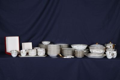 une table sur laquelle se trouvent beaucoup de plats et de tasses