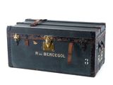 une valise noire avec une poignée marron sur fond blanc