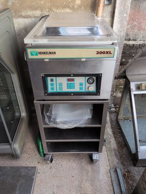 une machine posée par terre à côté d'un poêle