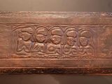 une plaque en bronze sur laquelle figure un groupe de personnes