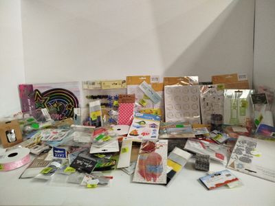 une pile d'objets assortis sur une table