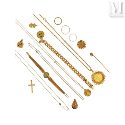 de nombreux bijoux en or sur fond blanc