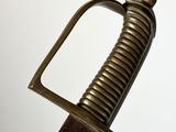 un gros plan d'une épée avec une poignée en métal