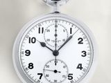 une horloge accrochée au mur sur laquelle figurent des chiffres