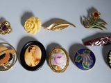 de nombreux types de broches différents posés sur la table