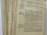 plusieurs vieux livres sont empilés sur une table
