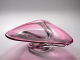 un objet en verre rose orné d'un motif incurvé